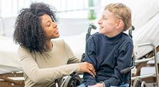 职业治疗师助理，帮助坐在轮椅上的孩子